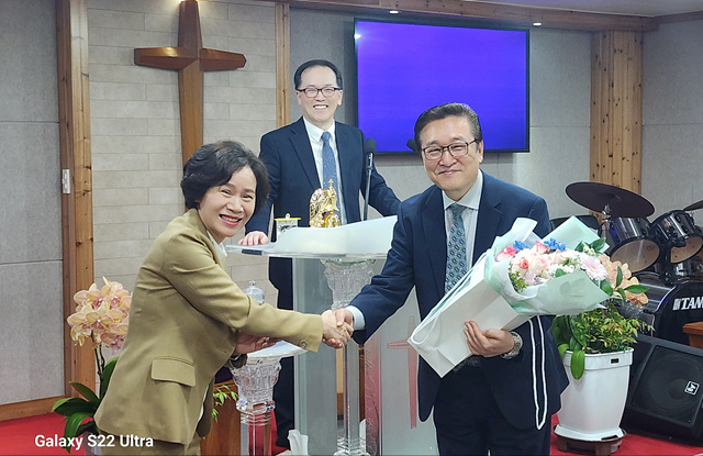 1부 예배 - 지역총회장 재선임축하.jpg